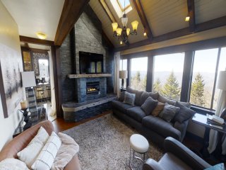 Pedestal House 01- Luxurious Modern Comfort on the Highland Ridge
