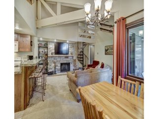 Updated 2Br Plus Loft Condo on Shuttle Route! Sleeps 8 &amp; Kids Ski Free