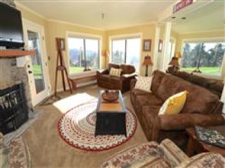 Seven Springs 1 Bedroom Premium Condo, Walking Distance to Slopes