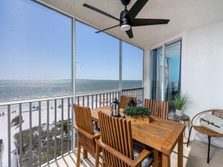 Beach Villas 501 Beachfront Condo: Views, Pool, BBQ, Balcony