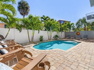 246 Sunset Oasis: Private Pool, Pet-Friendly, Sleeps 8