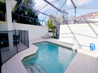 BEAUTIFUL HOUSE, CLOSE TO DISNEY, GATED RESORT COMMUNITY, FREE WIFI!!