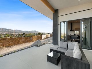 Desert Ridge- Hot Tub, Fire Pit, BBQ, Out Door Shower &amp; Incredi
