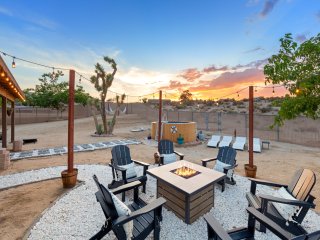 Alana House- Pool, Hot Tub, Fire Pit + Walk to Hikes!
