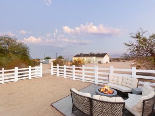 Golden Desert Ranch- Hot Tub, Fire Pit and BBQ!