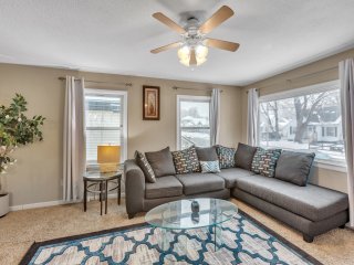 Lovely PET FRIENDLY three bedroom in desirable Urbandale Location!