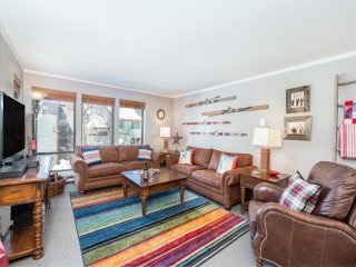 West End Winner- Hot Tub, Parking, Open Kitchen & Living Space