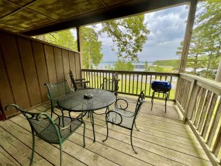 Mountain Harbor Queen Guest Room on Lake Ouachita