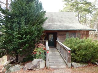 C12- Luxury, loft, log-sided two bedroom Harbor North cottage on Lake Ouachita