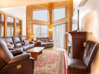 Seven Springs Stoneridge 3 BR + Loft Standard Condo, Pet Friendly!