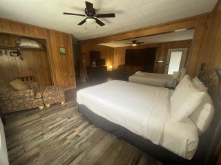 JIS12- Budget friendly queen studio with full kitchen, two queen beds and sleeper sofa