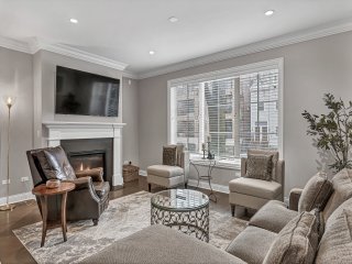 Elegant Condo-Walk to Wrigley Field, 32+ Nights