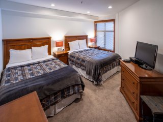 3419B- Double Queen Standard Powderhorn Lodge