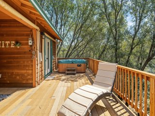 The Nut House- Lovely Home with Hot Tub