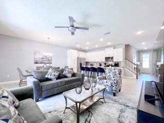 Beautiful 5 Bedroom Town Home with Splash Pool