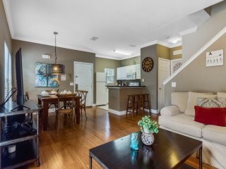 4 Bedrooms / 3 Bathrooms / Lucaya Village