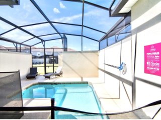 Family Townhome near Disney! Patio w/Pvt Splash Pool, Modern Decor,Free wifi, Resort w/waterpark!
