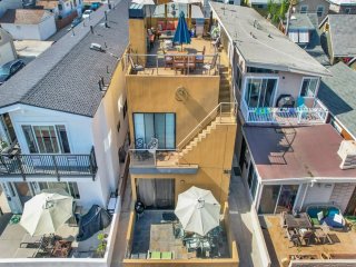 303 35th St B | Contemporary Value 4 Bdr. w/ Rooftop Deck