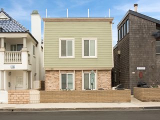 114 31st St B | Rooftop Deck w/ Ocean View. 4 houses to sand