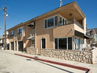 2314 W Oceanfront A&amp;B | Beachfront 2Bdr + Studio Close to Newport Pier: