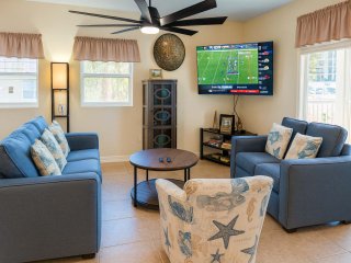 * 4 bedroom 2 Level Home * 50 yards from Beach