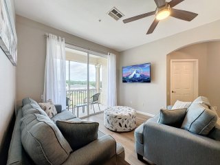 Three Bed Third Floor Condo Near Disney