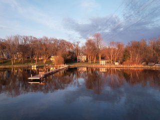 Lakefront Retreat: Sauna, Hot Tub, Firepit &amp; More
