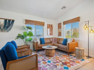 Tangerine House- Hot Tub, Fire Pit, BBQ!