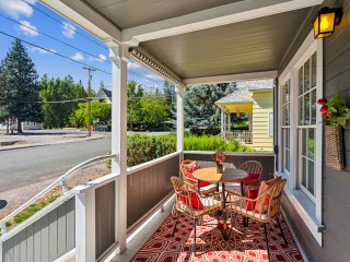 Charming Downtown McCloud Retreat