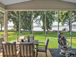Lakefront 4BR w/ Dock &amp; Kayaks | Oshkosh