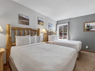 BE306A Bridge End Hotel Room