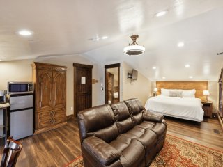 Room 31- Sunset Suite