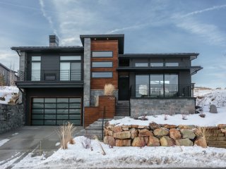 1506 W Orion Way- SkyRidge 6 BR Home with Hot Tub