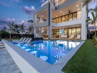 793 Shoreline Estate: 6BD/6BR, Luxurious Pool Home on The Water!