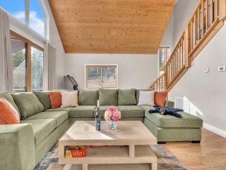 Stunning 3-Bedroom Retreat with Loft – Ideal for Families & Friends