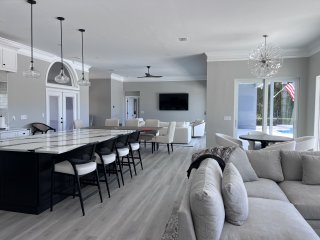 The Palms Retreat – Luxury Pool Home between Naples &amp; Marco Island by SkyRun Naples