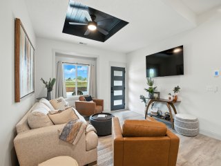 Brand New Cool Comfy Lawrence Retreat