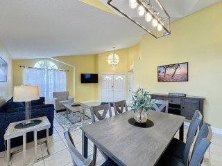 Beautiful 4 Bed Vacation Pool Home Near Disney