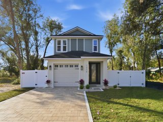 Modern Mount Dora Escape Style and Sunshine