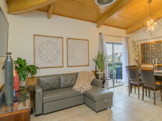 Tiki 323- Stylish 1BR Condo Sleeps 4 Near Beach