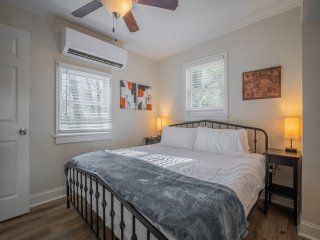 Cara's Cottage- 2 miles from Sanford Stadium