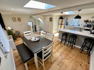 Downtown Newport Townhouse 2 BR/1.5 Bath/Parking