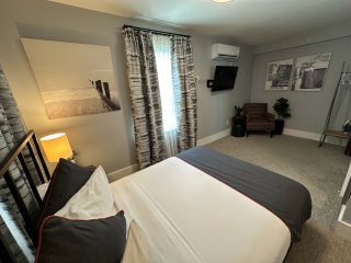 Bright 1 Bed/1 Bath on Historic Pelham St- Unit 2