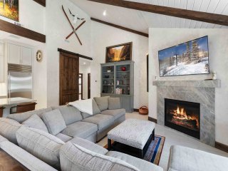 Cozy Ski Condo with Private Hot Tub
