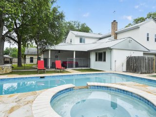 San Antonio Retreat 5BR Sleeps 10 Near Fiesta TX