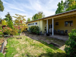 Sunflower Studio- 7 Minutes to UO & 4 Minutes to Downtown