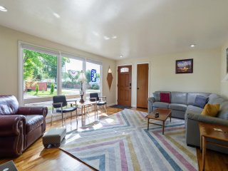 Mellow Yellow- 7 Minutes to UO & 4 Minutes to Downtown