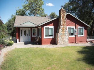 Historic Placerville | 3BR Sleeps 6 | AppleHill