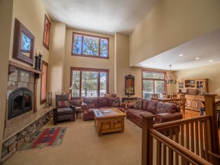 Timbers 1 Beautiful, Luxurious, Large Townhouse with Private Hot Tub