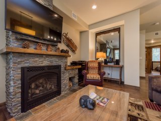Woodwinds 1323 Pet-Friendly, On Sierra Star Golf Course, Garage and Jacuzzi, Luxury Home